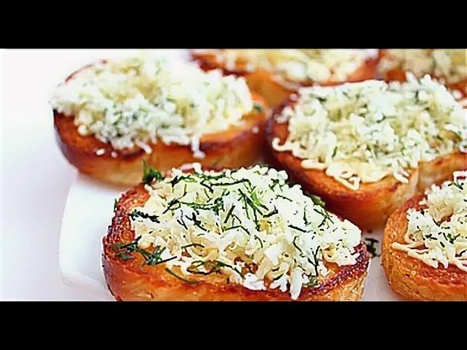 Гренки на праздничный стол. Бутерброды с тунцом на праздничный стол. Гренки. Бутерброды с черным хлебом. Гренки с сыром на сковороде.