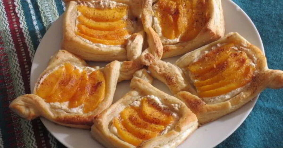 Слойка с консервированными персиками. Слойка с персиком. Слойки с нектаринами. Персики в слоеном тесте. Слоеное тесто с персиками.