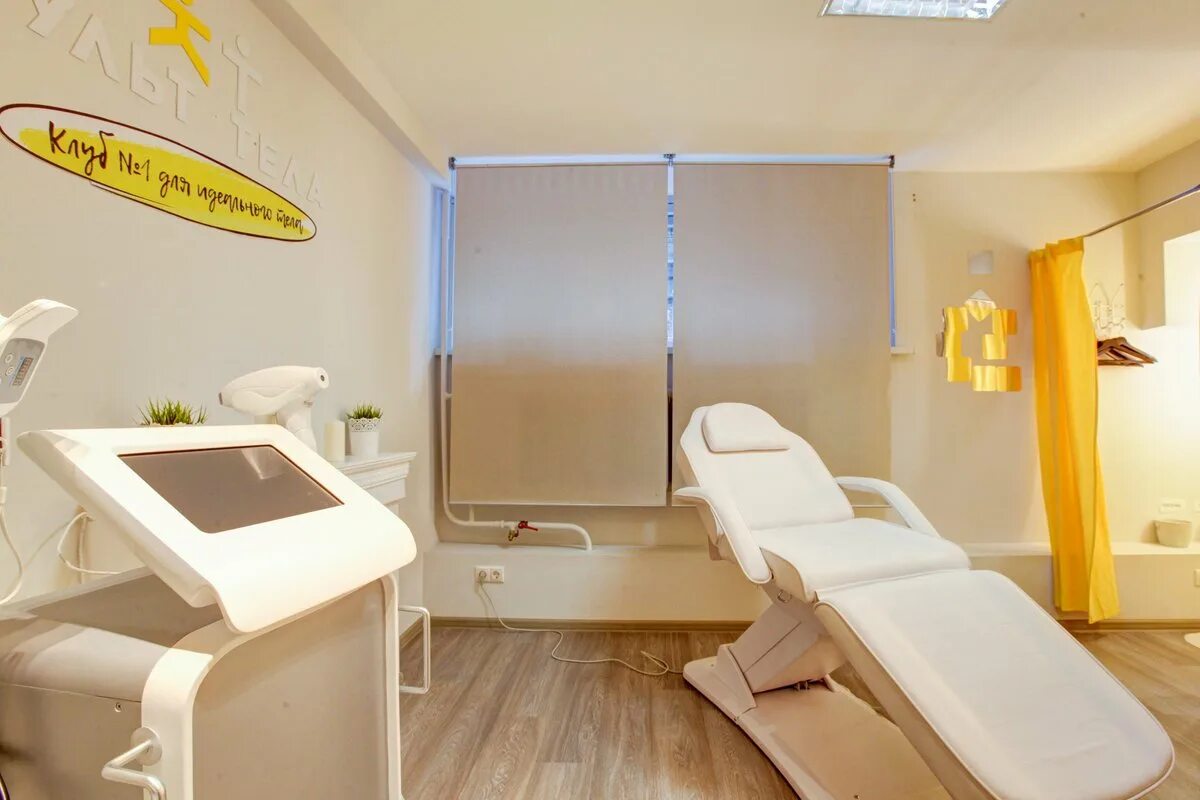 Кабинет косметолога оборудование. Салон по коррекции фигуры. Кабинет аппаратной коррекции фигуры. Стеллаж для массажного кабинета. Кабинет коррекции фигуры.