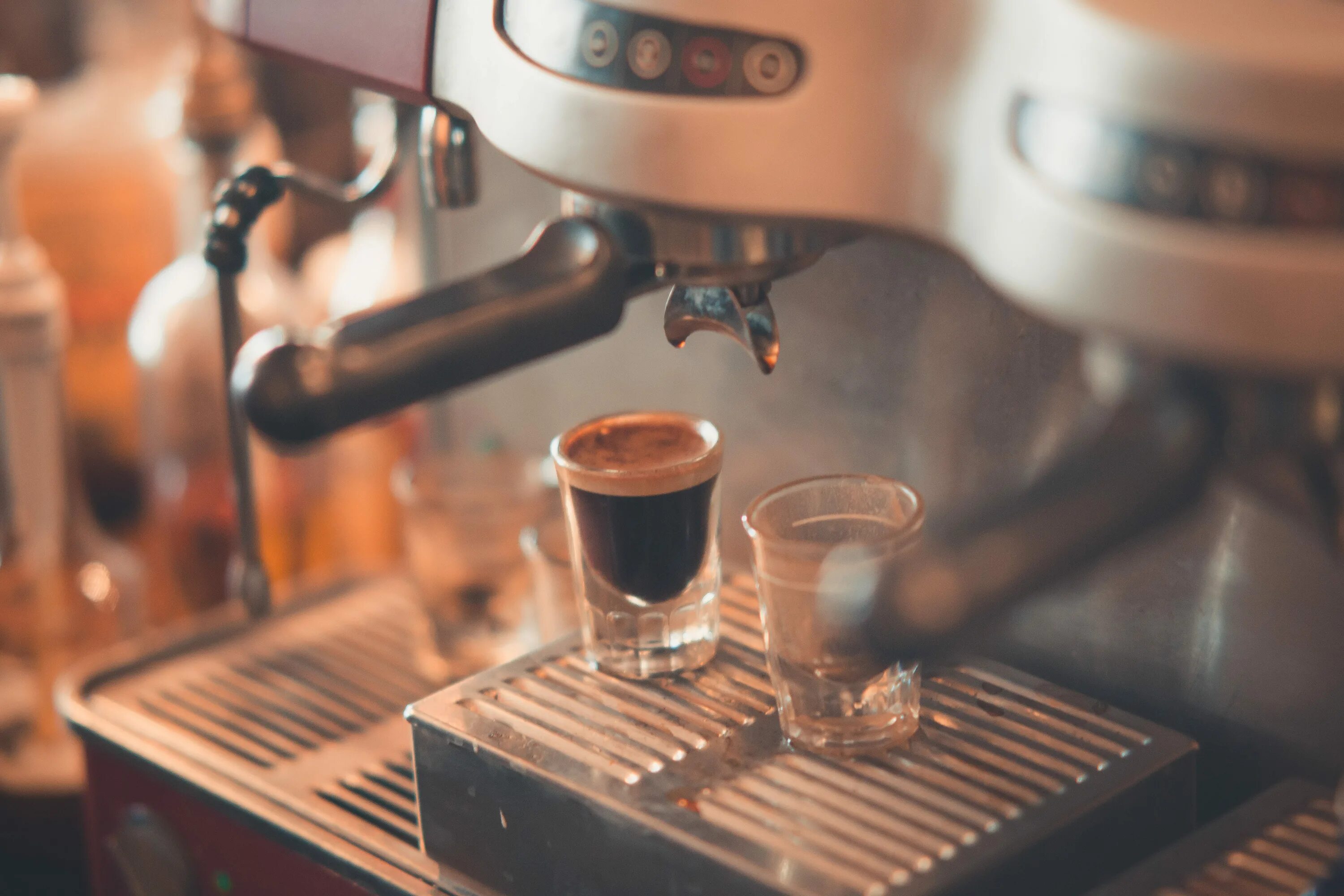 Кофемашина наливает меньше кофе. Красивая кофемашина. Кофемашины для кофейни. Кофемашина бариста. Кофемашина и кофе.