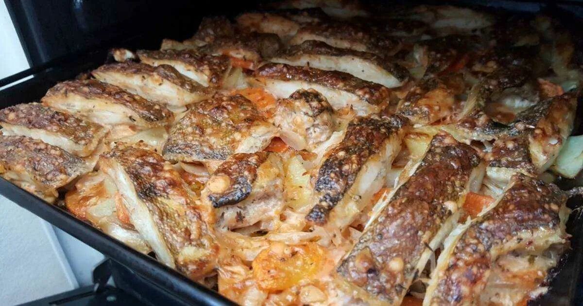 Камбала запеченная в духовке. Камбала с овощами в духовке. Камбала в духовке с картошкой. Камбала запеченная в духовке с овощами. Вкусно приготовить камбалу в духовке рецепт