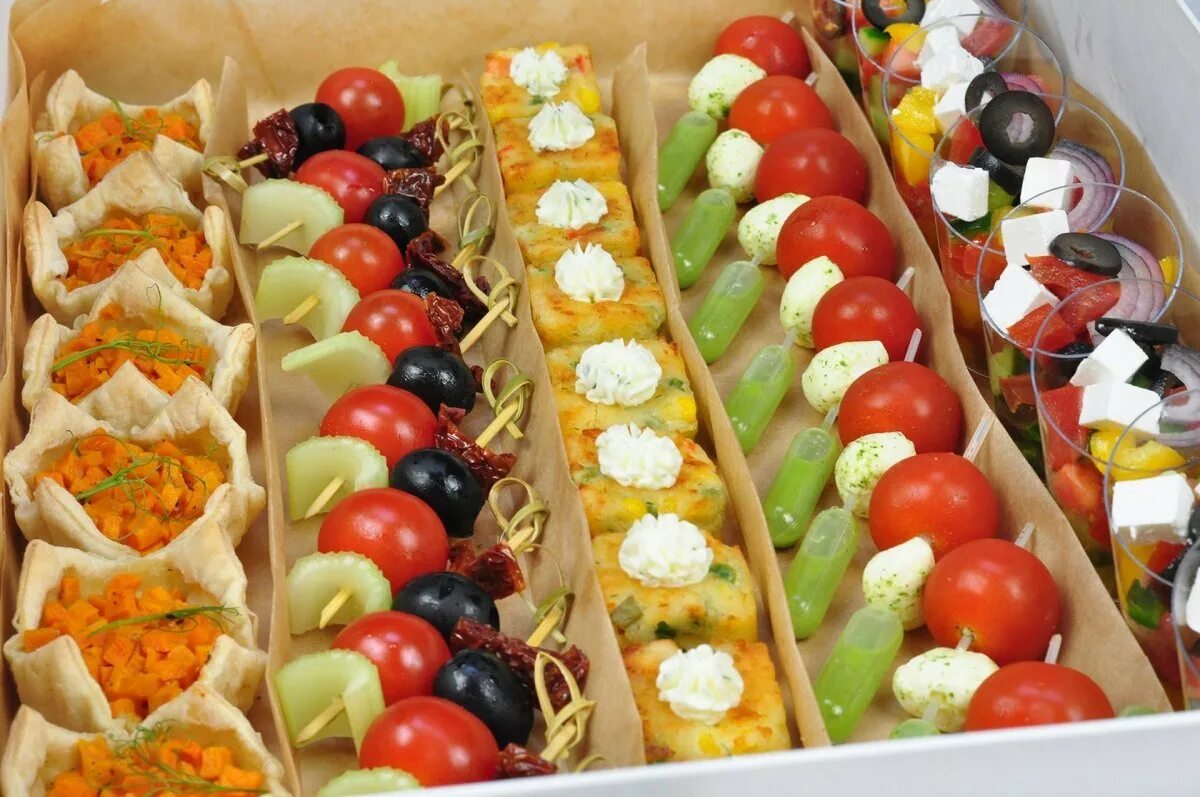 закуски на банкет фуршет. чем удивить коллег на день рождения. закуски на стол на день рождения. идеи для фуршета. фуршет вечеринка.