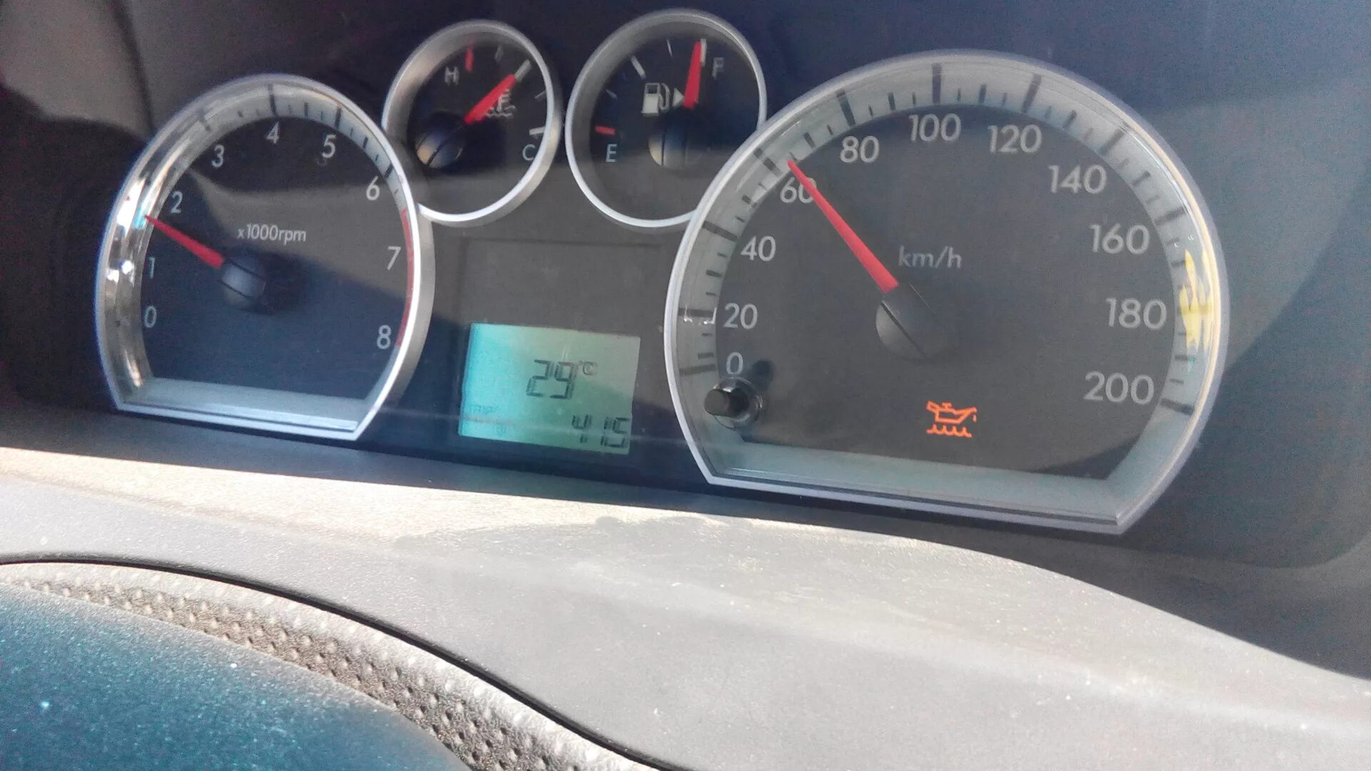 Лачетти загорается лампочка давления. Авео т250 лампочка бензина. лампочка уровня масла шевроле авео т300. желтая лампочка на панели авео т250.