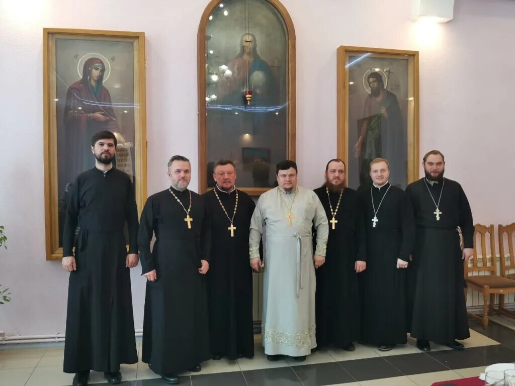 россошанская епархия официальный сайт. встреча священника с молодежью. россошанская епархия. россошанское благочиние расписание. сайт россошанской и острогожской епархии.