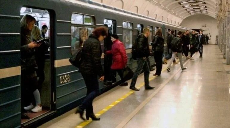 Проверь работает ли станция. Метро Рыбацкое закрыто. Закрытие станции метро Рыбацкое. Метро в Питере ночью. Метро Чернышевская закрыта на ремонт Метрострое.