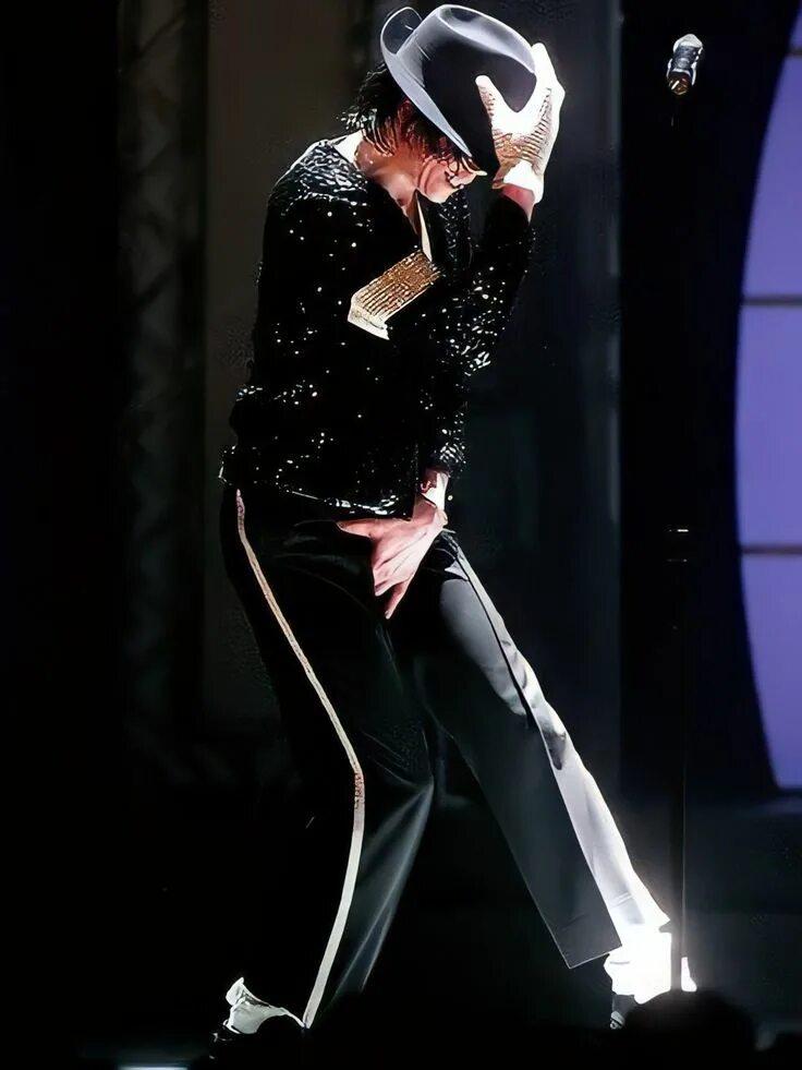 Известный двигаться. Майкл Джексон в шляпе. Майкл Джексон танцует. Хореограф Майкла Джексона. Майкл Джексон Лунная походка концерт.