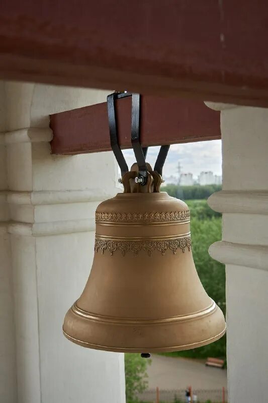 Колокола 2023. Слово веры колокольный звон. Колокола в храме. Без шапки в церкви. Колокольчик старинный музей.