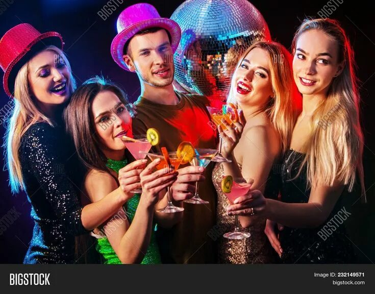 People at the home party. Компания людей танцует. Нетворкинг люди. Люди на вечеринке. Американская вечеринка.