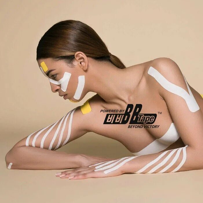 фейс тейпирование. кинезио тейп для подтяжки лица. бьюти тейпирование. тейпирование галика. кинезио тейп.