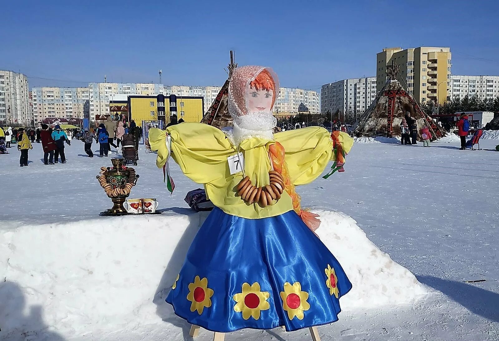 Украсить улицу на масленицу. Украшение на масленицу в детском саду. Как украсить детей на масленицу. Украшение на масленицу в детском. Украшение участка на масленицу в детском саду.