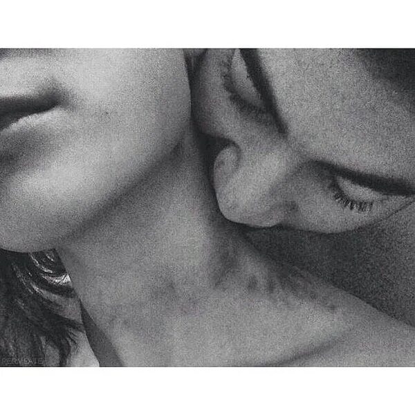 Картина юноша кусает за шею. Парень с девушкой селфи. Девушка делает засос парню. Поцелуй взасос. Поцелуй мужчин эстетика.