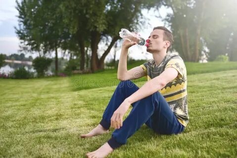 Сидим и пьем и жизнь шальную вспоминаем
