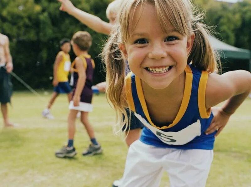 How to enjoy best. School Sports Day. Sport Day Kid. Подвижные игры можно играть летом. Картинка мальчик и девочка.