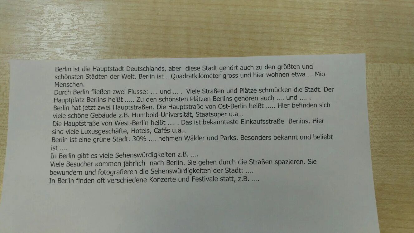 Уважаемый на немецком. Текст про Берлин на немецком. Немецкий язык текст Berlin. Письмо на немецком языке. На Берлин текст.