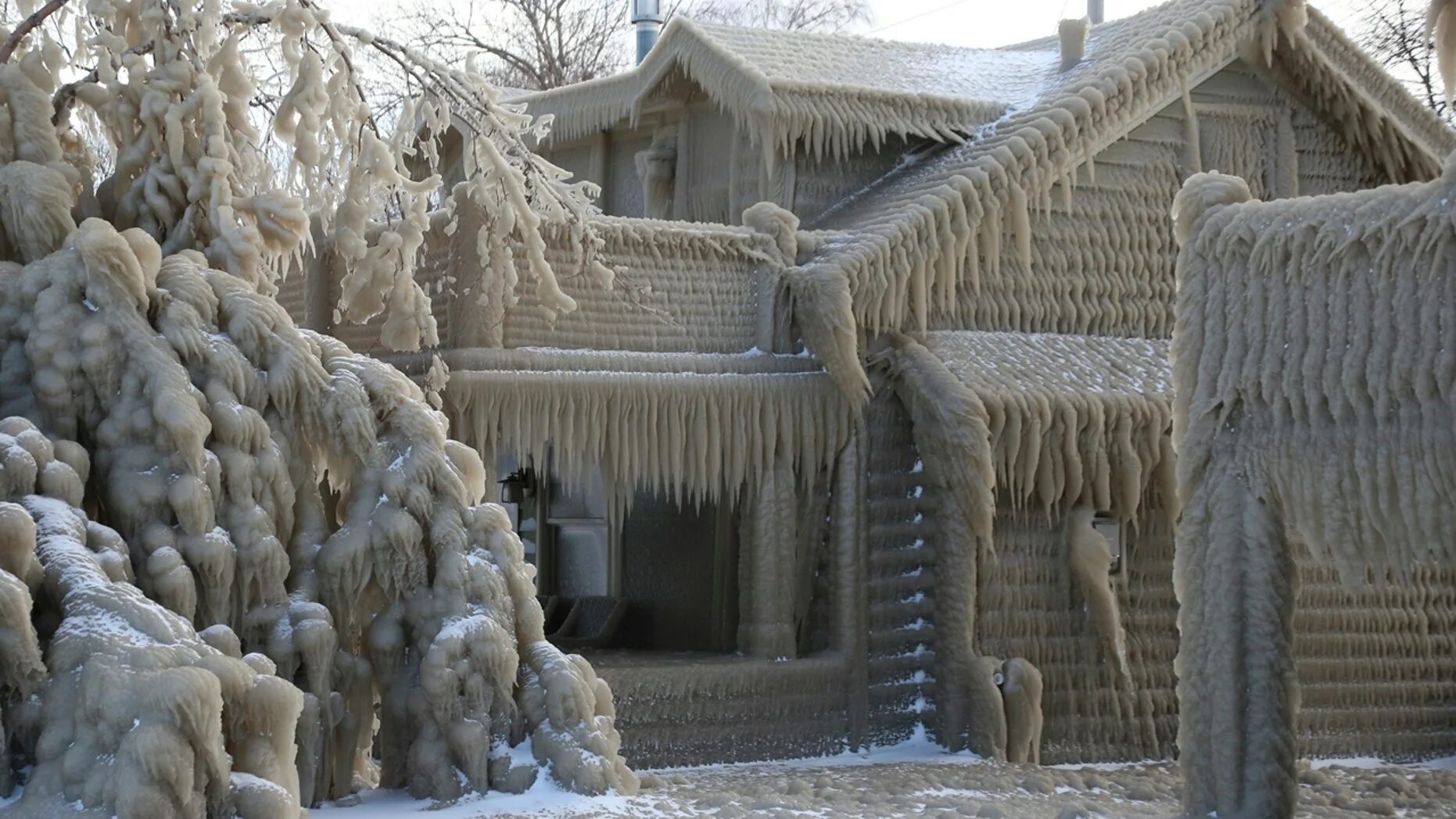 Freezing us. Обледеневший дом. Замерзший дом. Ледяной домик. Обледенение дома.