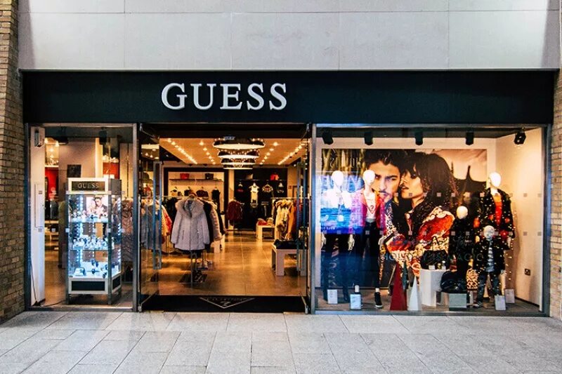 Гесс спб. Магазин Outlet guess. Витрина guess. Guess магазин витрина. Штаб квартира guess.