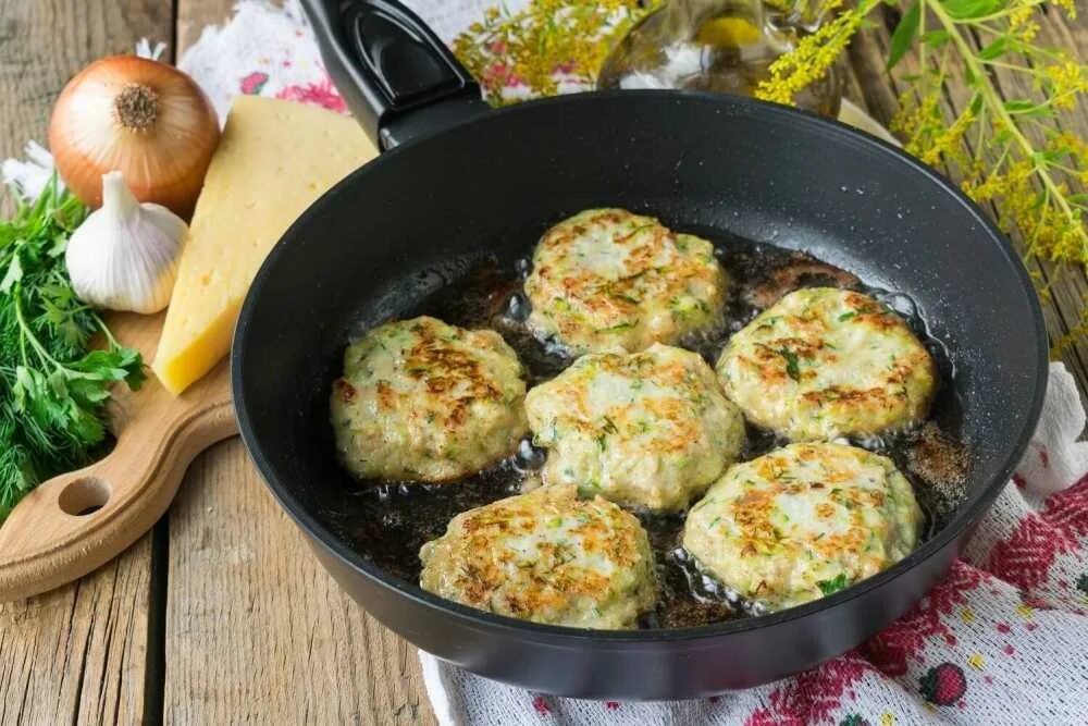 Рецепт котлет из кабачков и картофеля. Куриные котлеты с цукини. куриные котлетки с кабачком. котлеты с кабачком и фаршем. куриные биточки с кабачком.