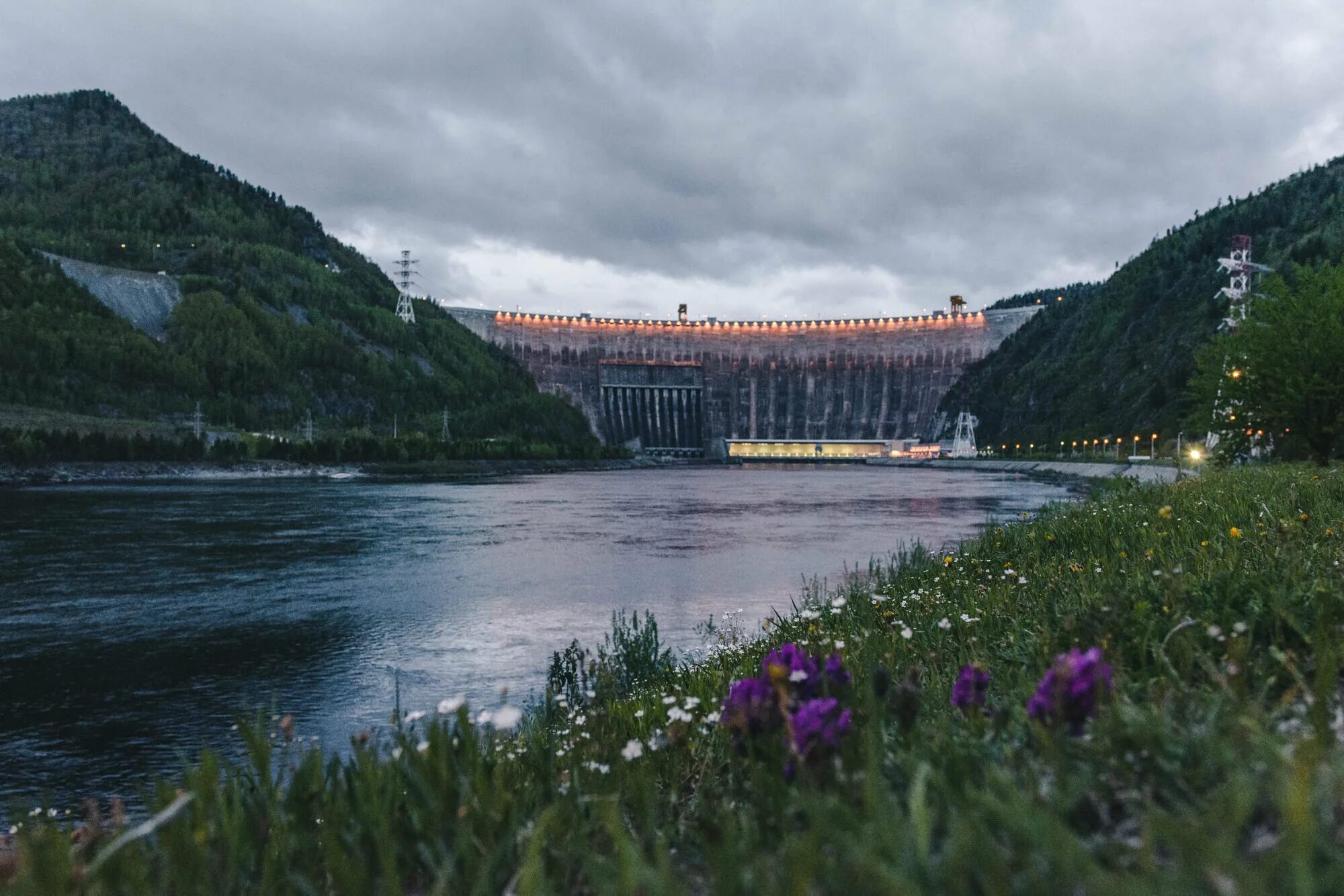 Саяно шушенская гэс летом. Саяно-шушенская гэс здание. Портрет ленина на сшгэс. Гидроэлектростанция саяно шушенская. Саяно-шушенская гэс смотровая площадка.