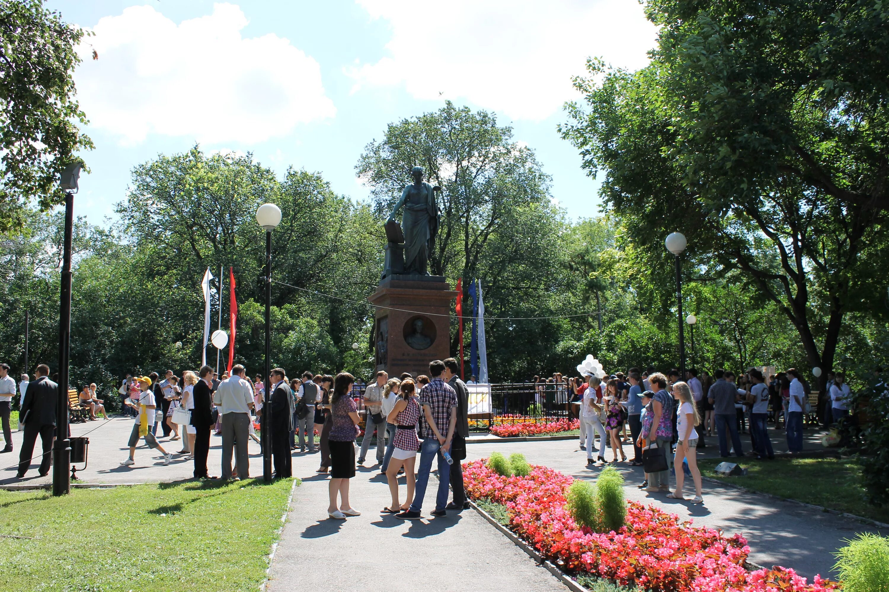 Парк сквер ульяновск. Сквер н. Сквер н. Сквер лескова в городе орле фото. Карамзинский сквер ульяновск осенью.