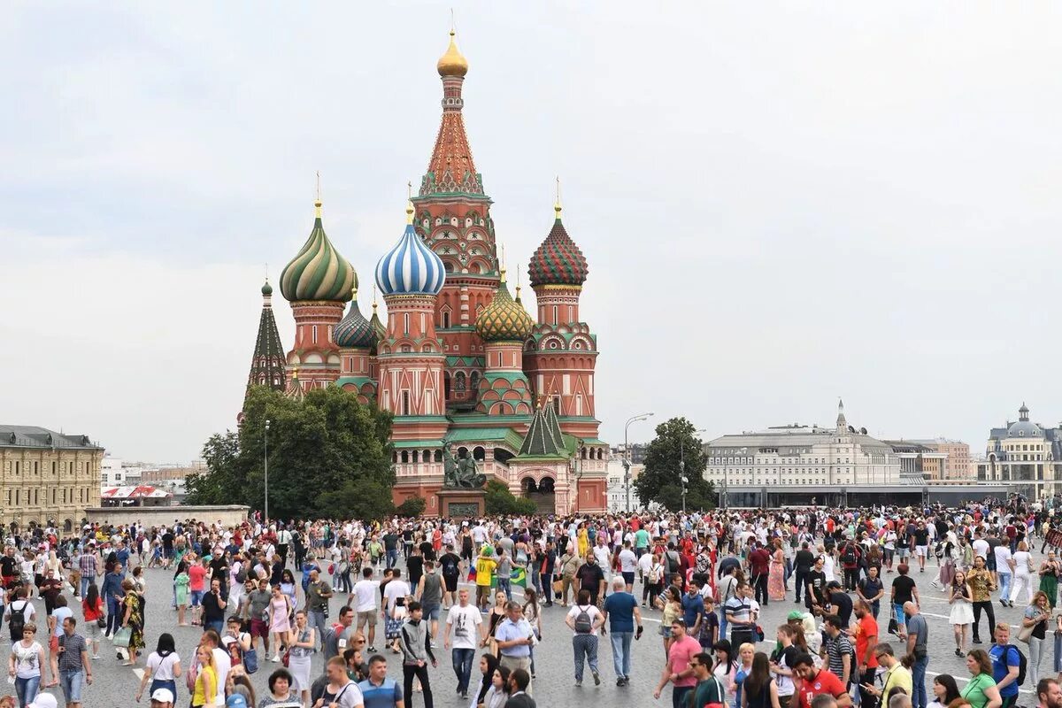 Многие российские. Москва красная площадь туристы. Люди на красной площади. Много туристов на красной площади. Туризм в Москве.