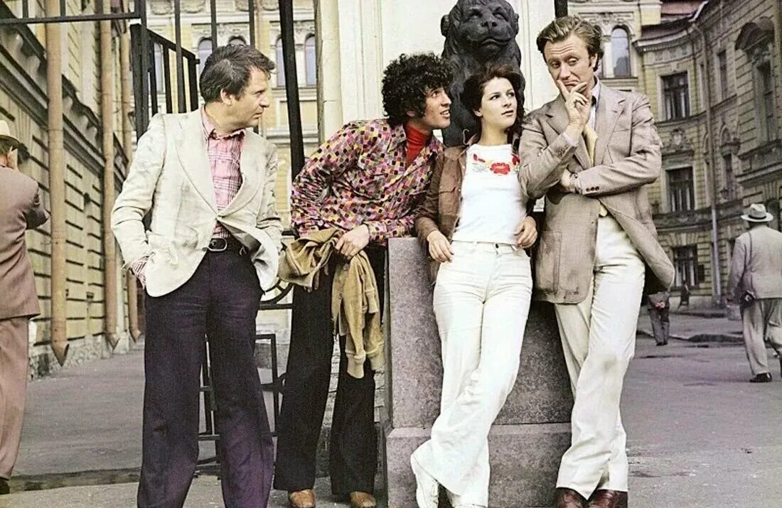 Разговор итальянцев. Что делают итальянцы в 12 часов. Итальянцы на велосипедах. Итальянский стиль в одежде для мужчин. Что делают итальянцы в 12 часов.