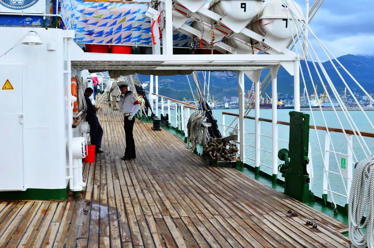 Лежа на палубе. Палуба. Плетня на палубе. Палубу додраю. Палуба на Макаренко.