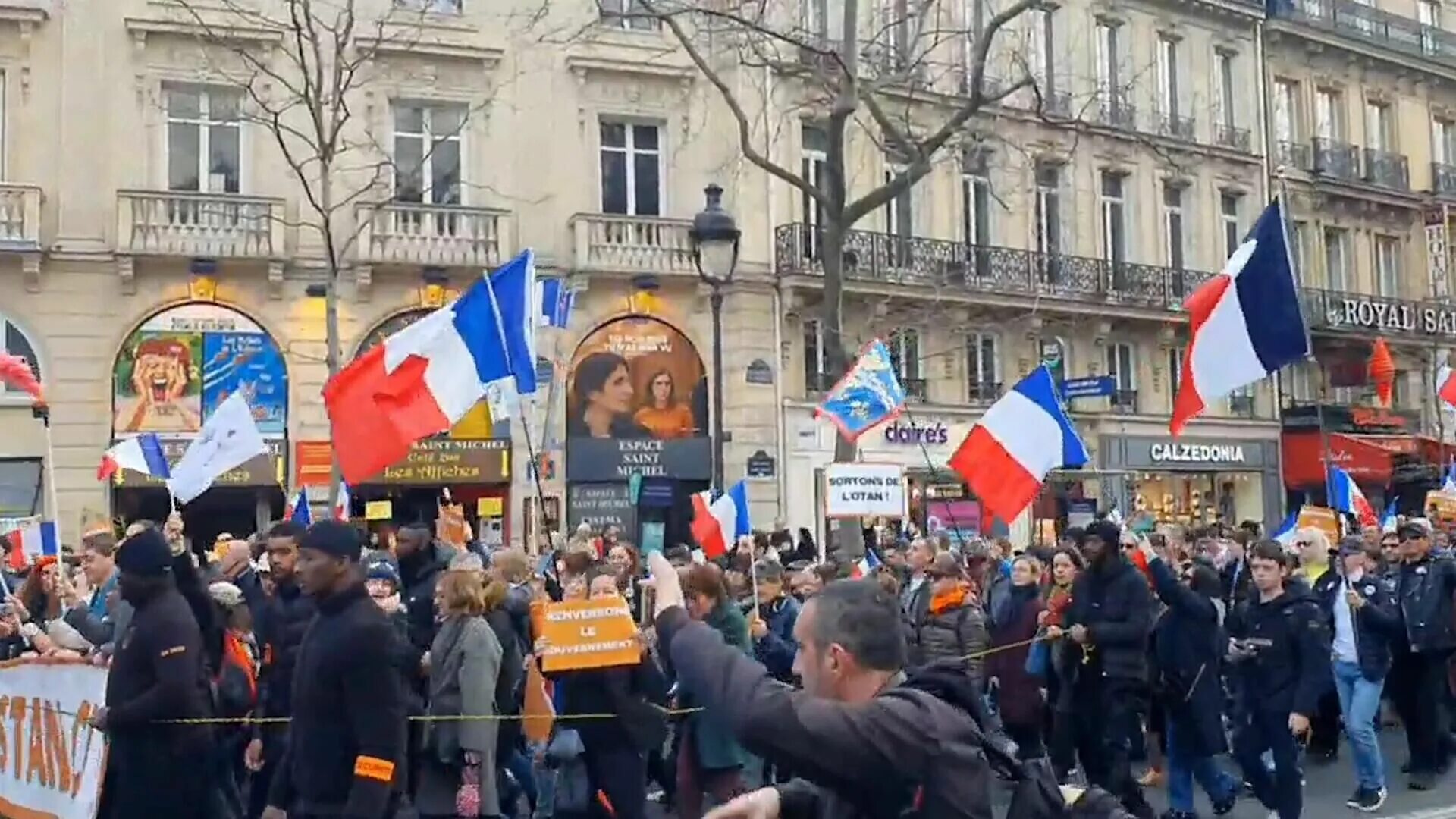 Нато в париже. Митинги во Франции. Митинги в Париже. Демонстрации во Франции. Протесты во Франции.