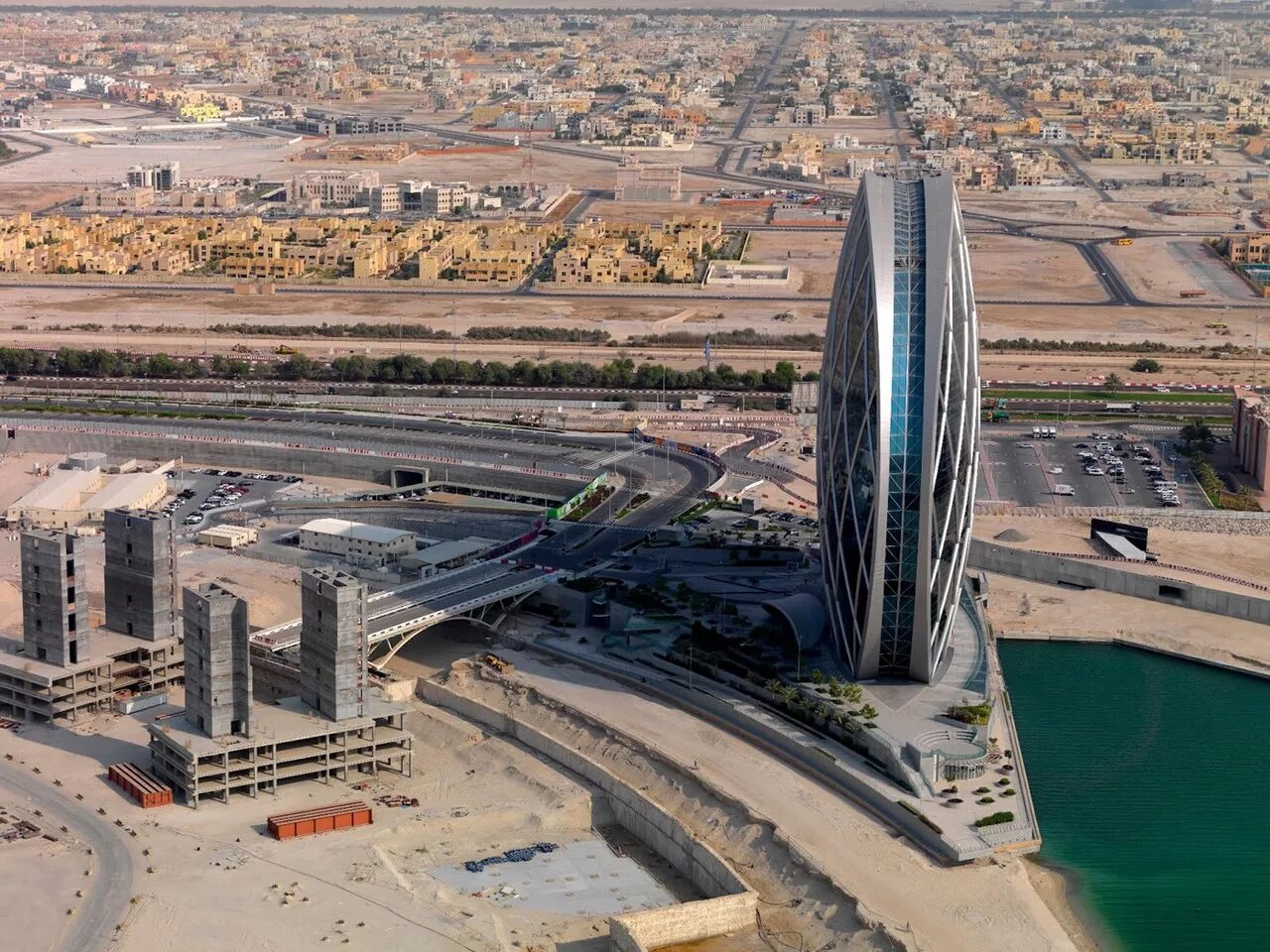 Небоскребы Абу Даби. Aldar hq в Абу-Даби. Aldar Headquarters building (Абу-Даби, ОАЭ, 2010). Круговой небоскреб в Абу Даби.