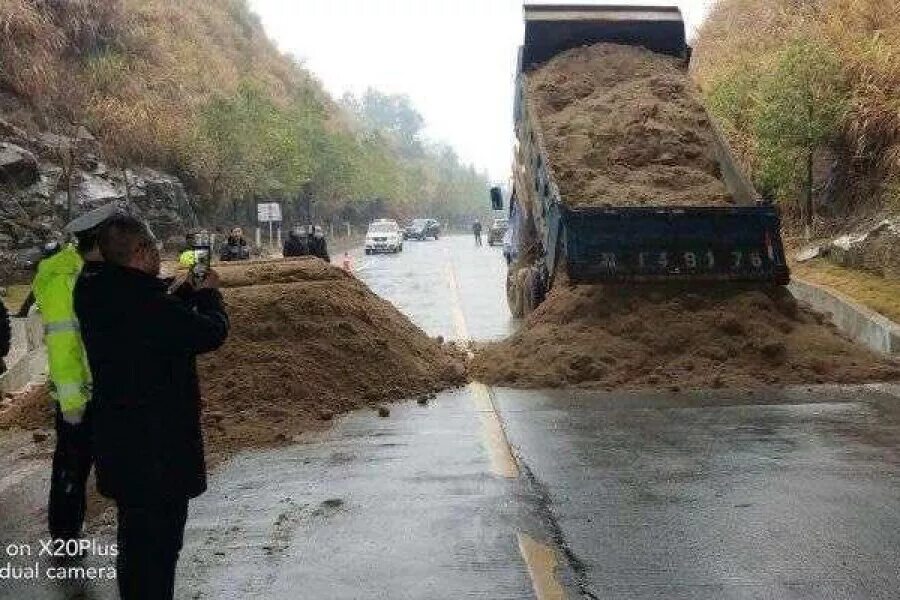В Китае перекопаны дороги. Дороги Китая из грунта. Блокирование дорог. Разрушилась дорога в Китае. Заезды в китае