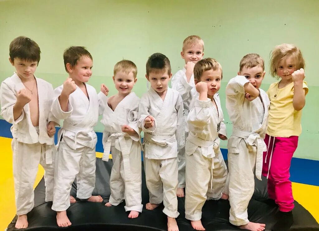 школьники на физкультуре. детские спортивные секции. ребенок в 2 спортивные школы. спортивные кружки для детей. детский баскетбол.