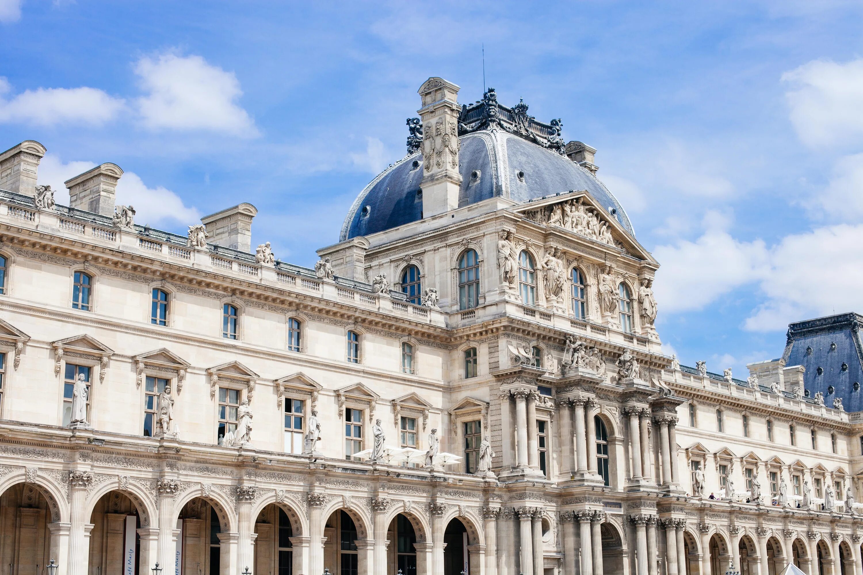 Всемирно известные здания. Франция дворец Лувр. Дворец Лувр в Париже архитектура. Лувр Париж здание. Лувр Париж стиль архитектуры.