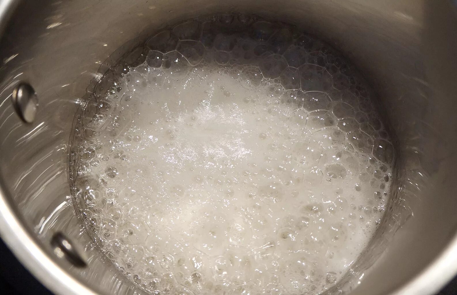Сахарная вода. Сахар в кастрюле. Сахар в воде. Украшения из глюкозного сиропа. Название сахара в воде