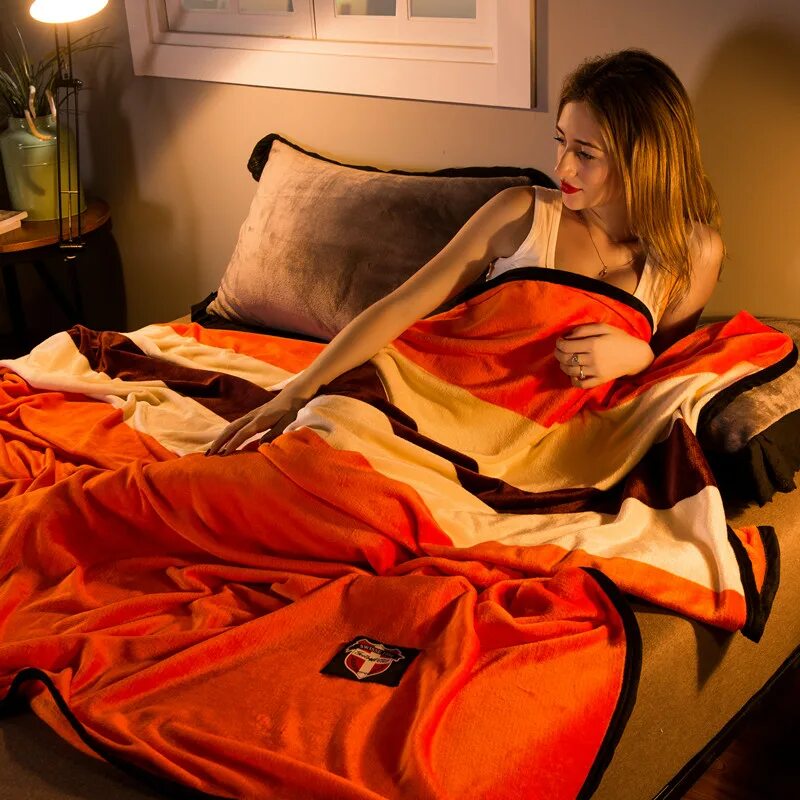 Уютной ночи. Рыжий котик под одеялом. Человек в пледе. Девушка просыпается утром. Уютный плед камин.