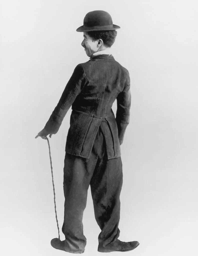 Походка чарли. Чарли чаплин косплей девушка. Чарли чаплин идет. Чарли чаплин фото из фильмов походка. Чарли чаплин походка.