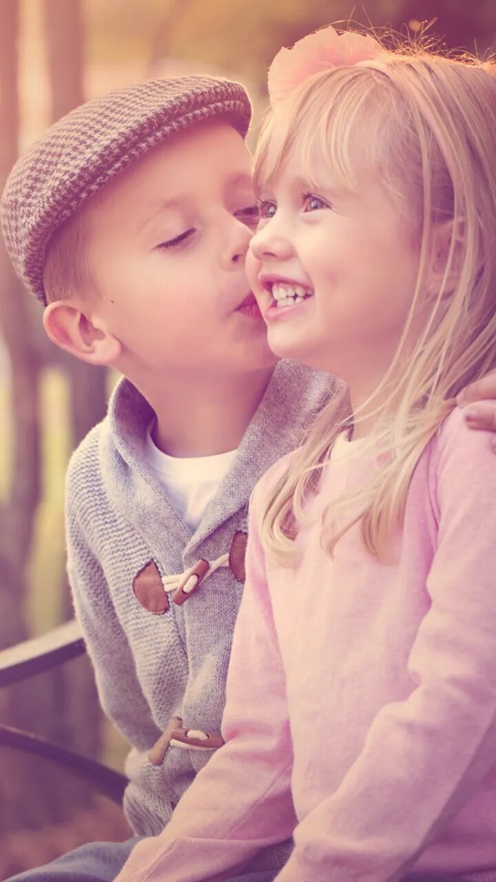 Люблю детей одинаково. Детский поцелуй. Любовь к ребенку. Мальчик и девочка любовь. Детский поцелуй в губы.