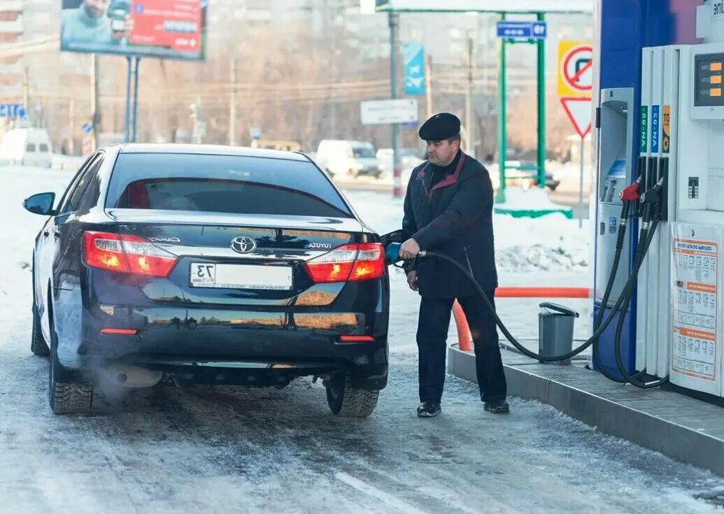 Автомобиль с выключенным двигателем 30 10. Машина на АЗС. Заправка машины зимой. Заправляет машину. Машины на АЗС зимой.