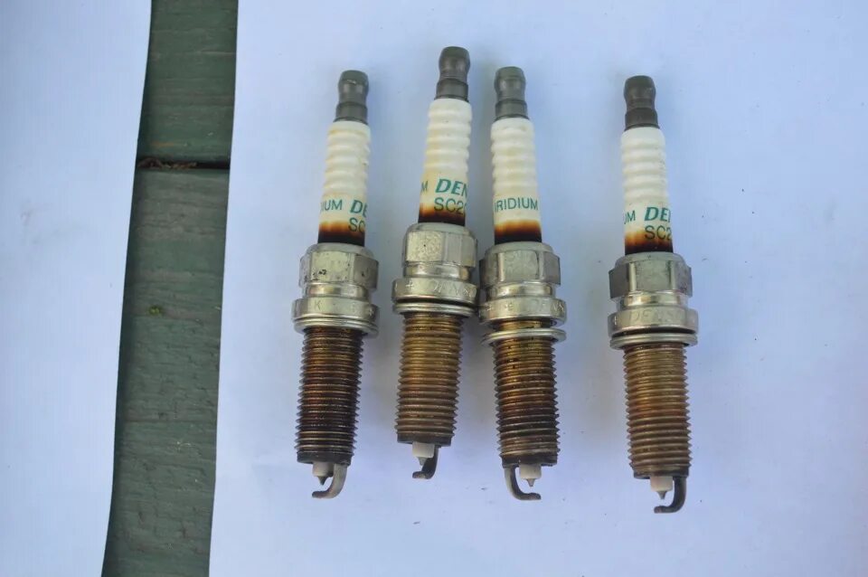 Свечи зажигания 1 az fse. Свечи зажигания 1zz-fe 1. Свечи зажигания 1nz-fe. 1zz свечи. 1 mz fe свечи зажигания.