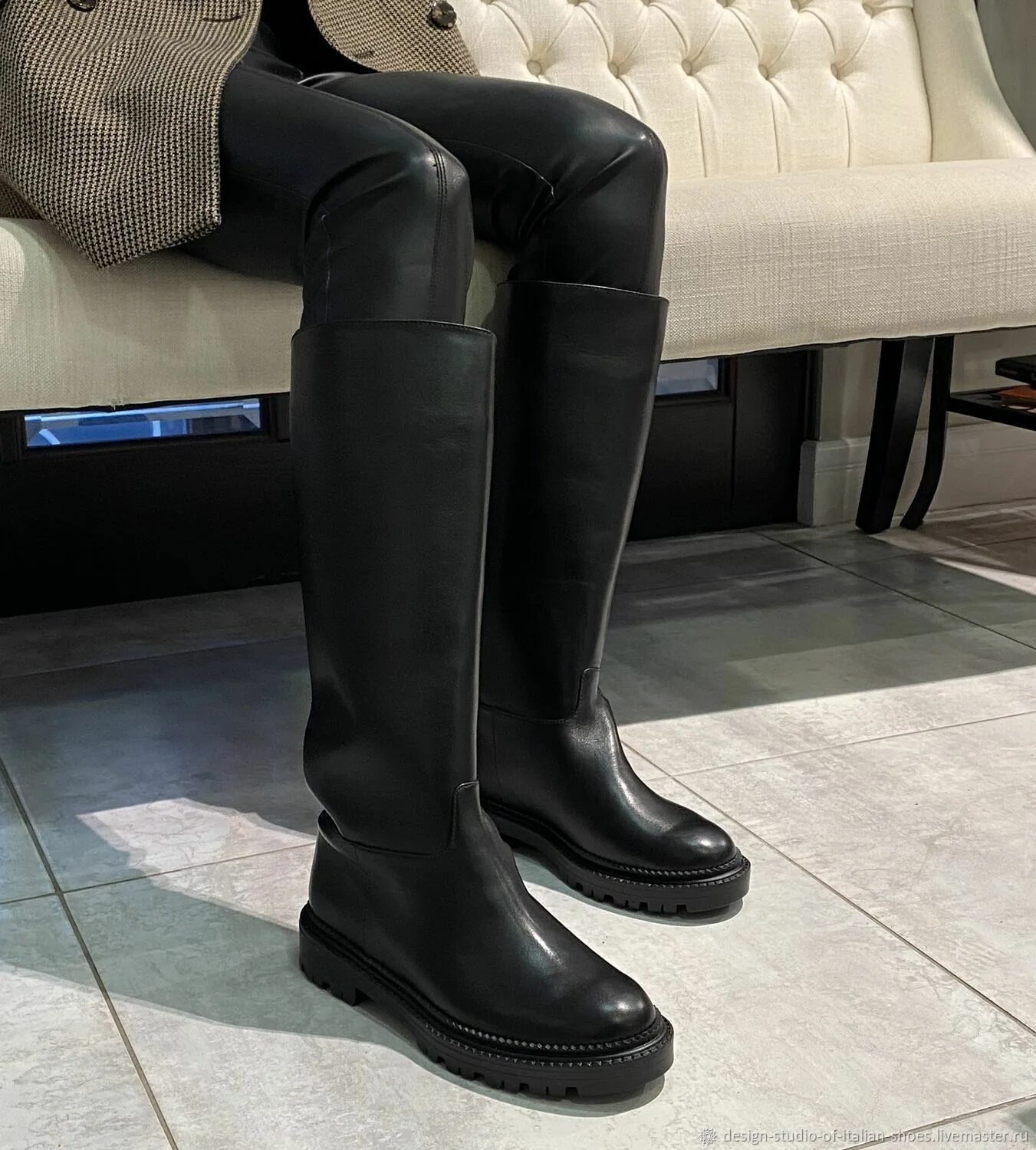 Сапоги цум. Жокейские сапоги эконика. Сапоги жен черн кож деми респект арт. Обувь martin margiela таби. Сапоги цум.