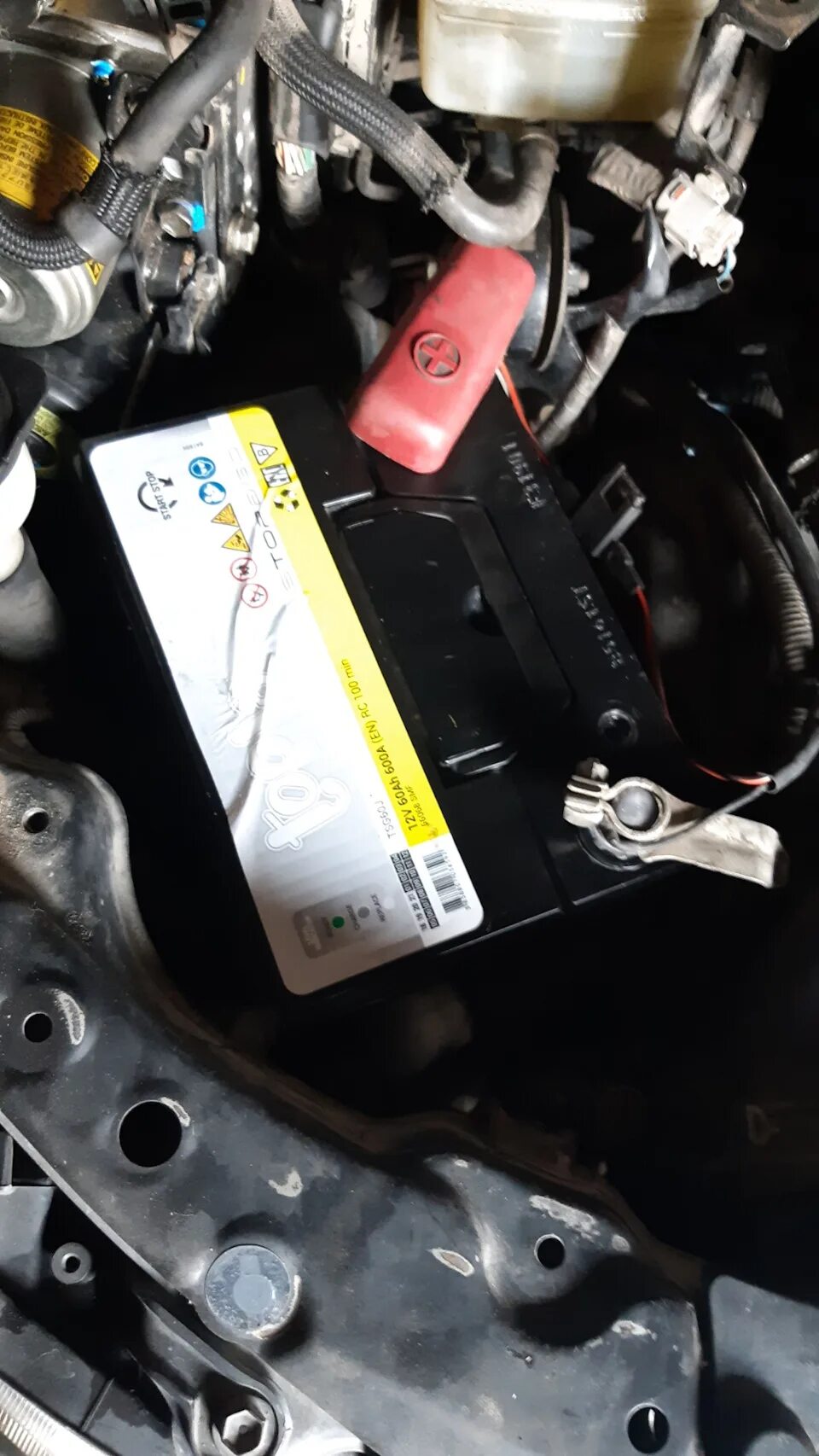 How To Replace the Battery on a Lexus RX350 - YouTube