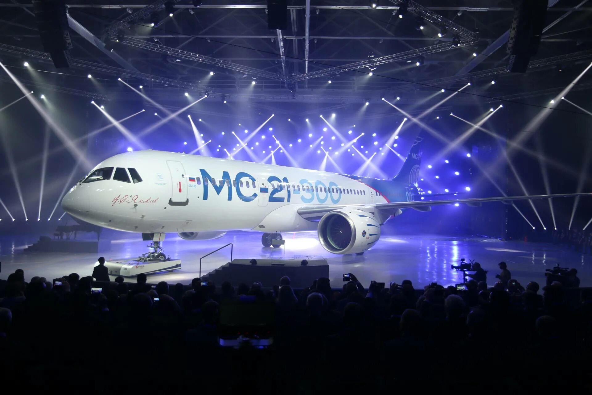 Российский самолет мс. МС 21 300. MC 21 300 самолет. МС-21-400lr. МС 21 оверхед.