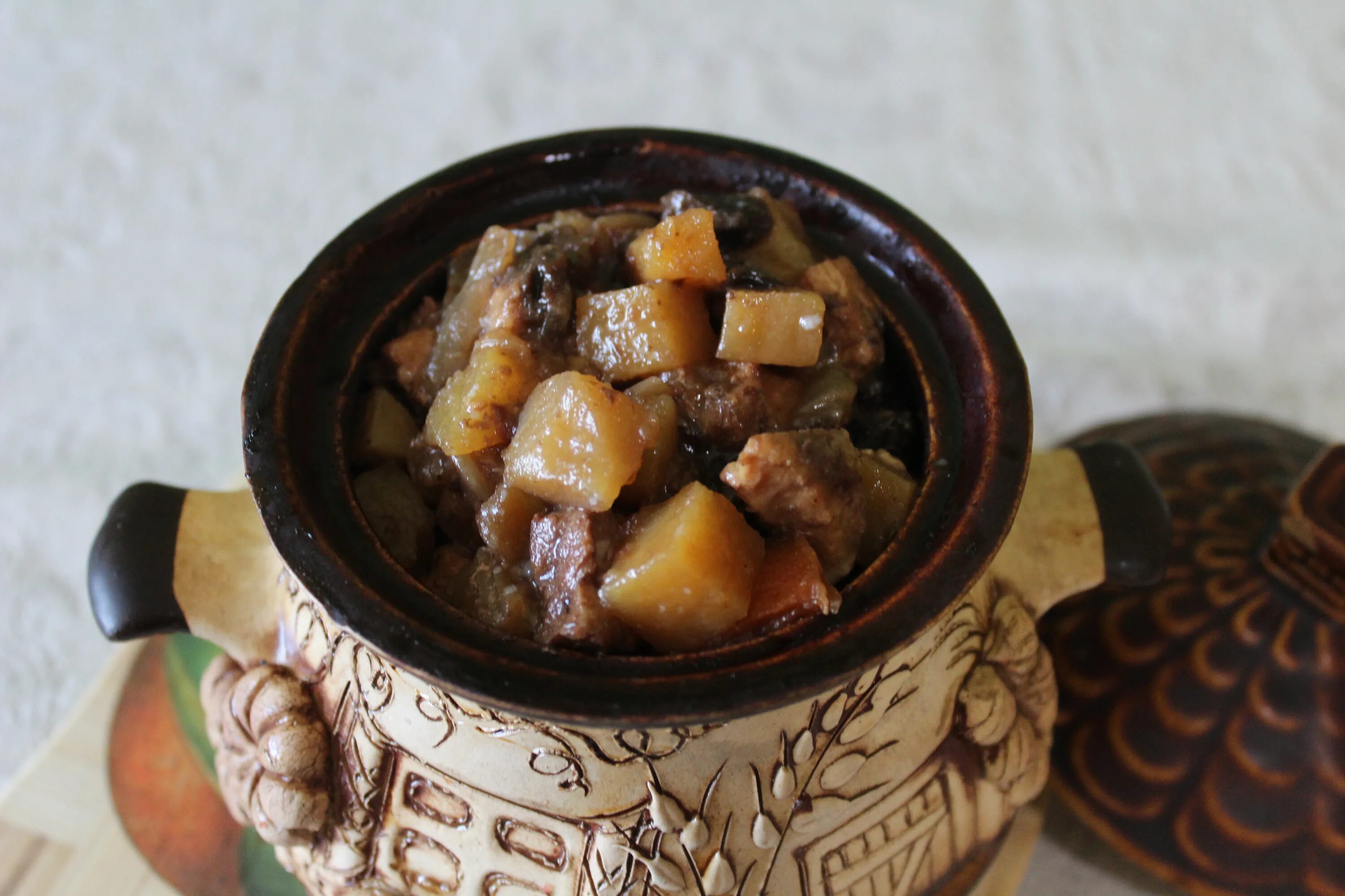 жаркое из баранины в горшочках. баранина с картошкой в горшочке. мясо в горшочке с черносливом в духовке. мясо в горшочке с черносливом в духовке. мясо в горшочке с черносливом в духовке.