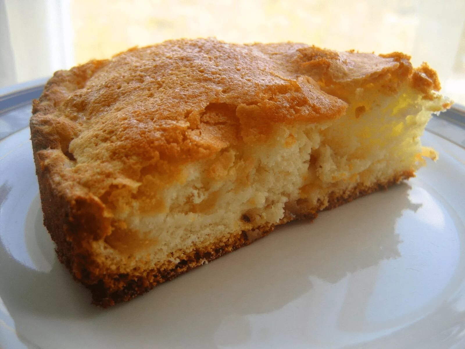 Яблочный пирог кусок. Пирог из яблок шарлотка. Пирог кусочки рецепт. Подача шарлотки с яблоками. Кусок сладкого пирога.
