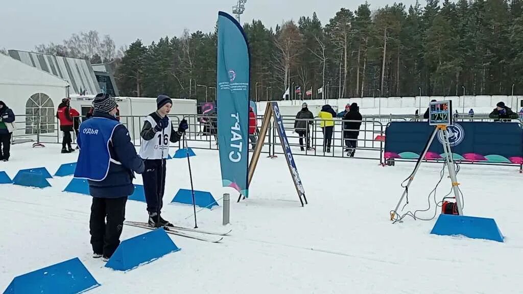 Всероссийская спартакиада по зимним видам спорта. Соревнования по лыжам в коррекционной школе. Соревнования спец олимпиады снегоступы.