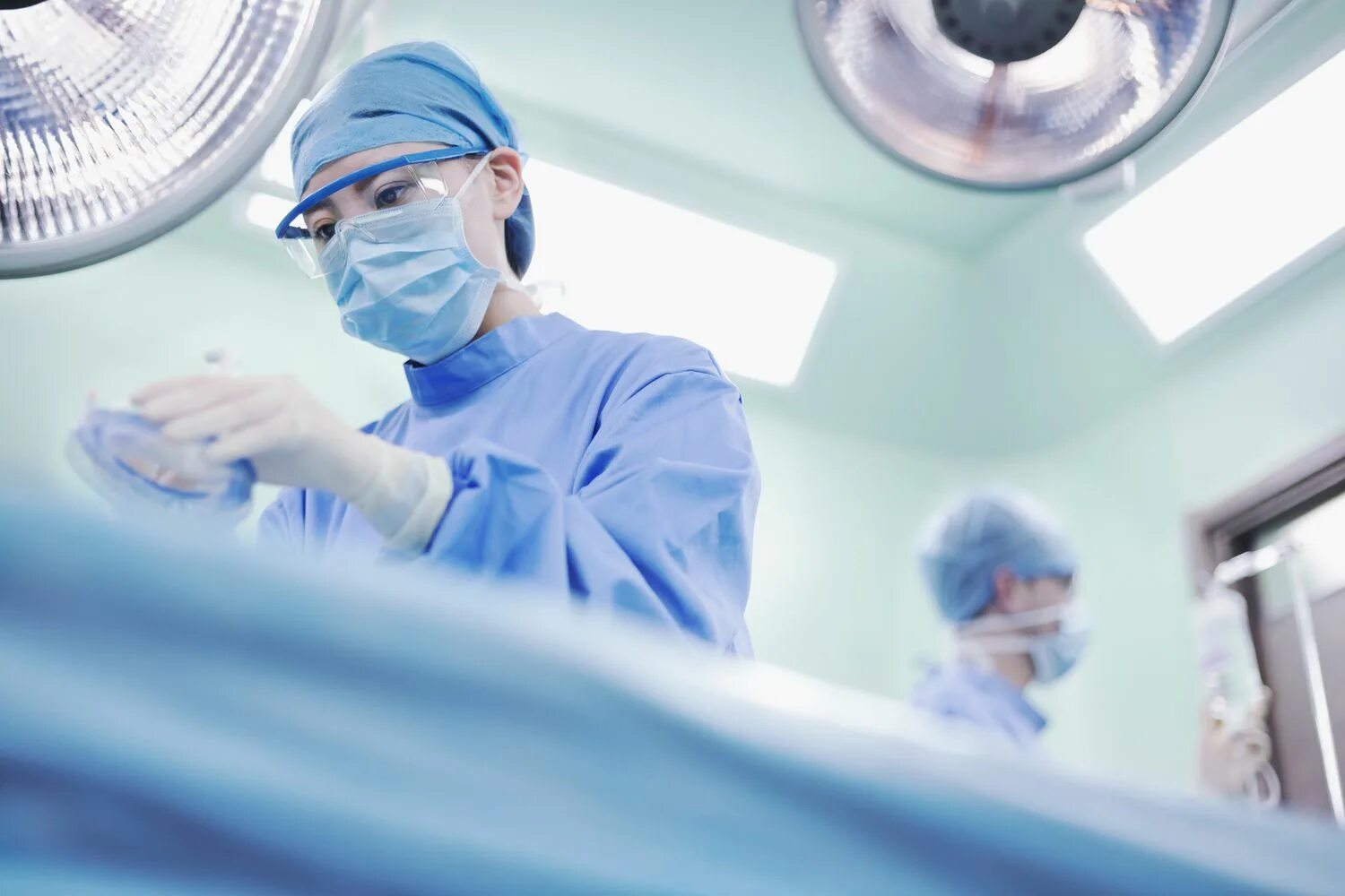 Surgery infection. Surgery infection. Хирургическая операция. Covid nurse. Врач и пациент лежит.