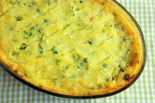 Запеканка с толченой картошкой в духовке. Картофельная запеканка со шпинатом. запеканка из картофельного пюре. запеканка из гороха и картофеля. запеканка с горошком.