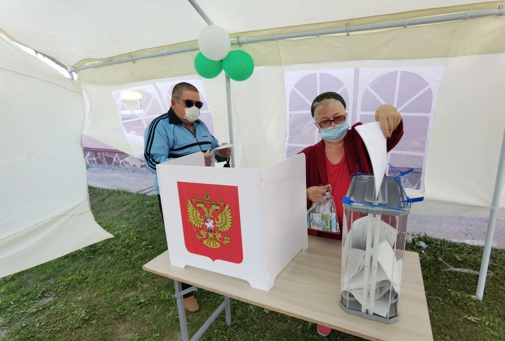 пункты голосования. переносной ящик для голосования на выборах. помещение для голосования. пункты голосования. пункты голосования.