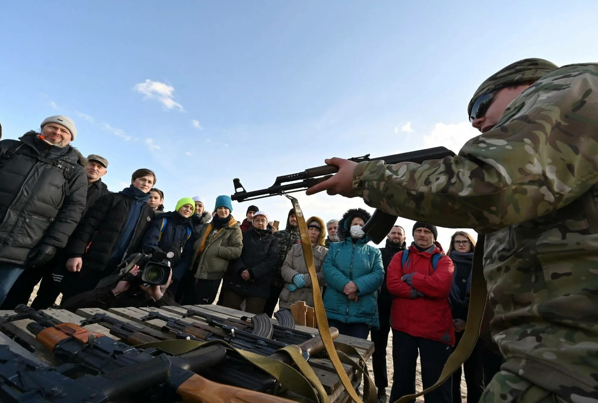 Военная хроника украина сегодня последние новости сейчас. Раздача оружия на Украине. Раздача оружия населению на Украине. Раздача оружия. Гражданские с оружием Украина.