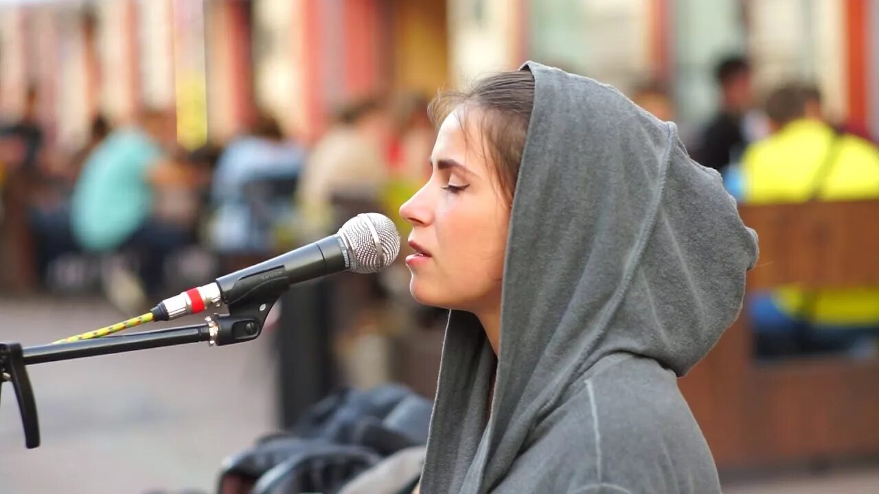 Поют на гитаре на улицах. Девушка поет на улице. Настя старый Арбат уличные музыканты. Девушка поет на Арбате. Французская девушка поет на улице.