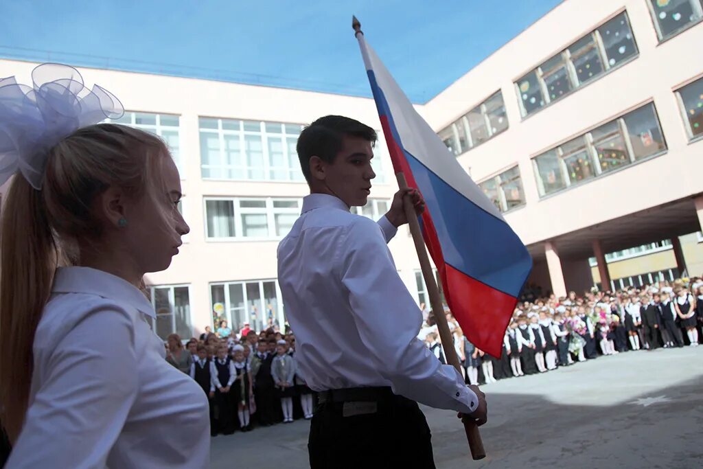 Поднятие флага в школе. Поднятие флага РФ В школе. Поднятие флага в школах России. Флаг России около школы. Национальные школы рф