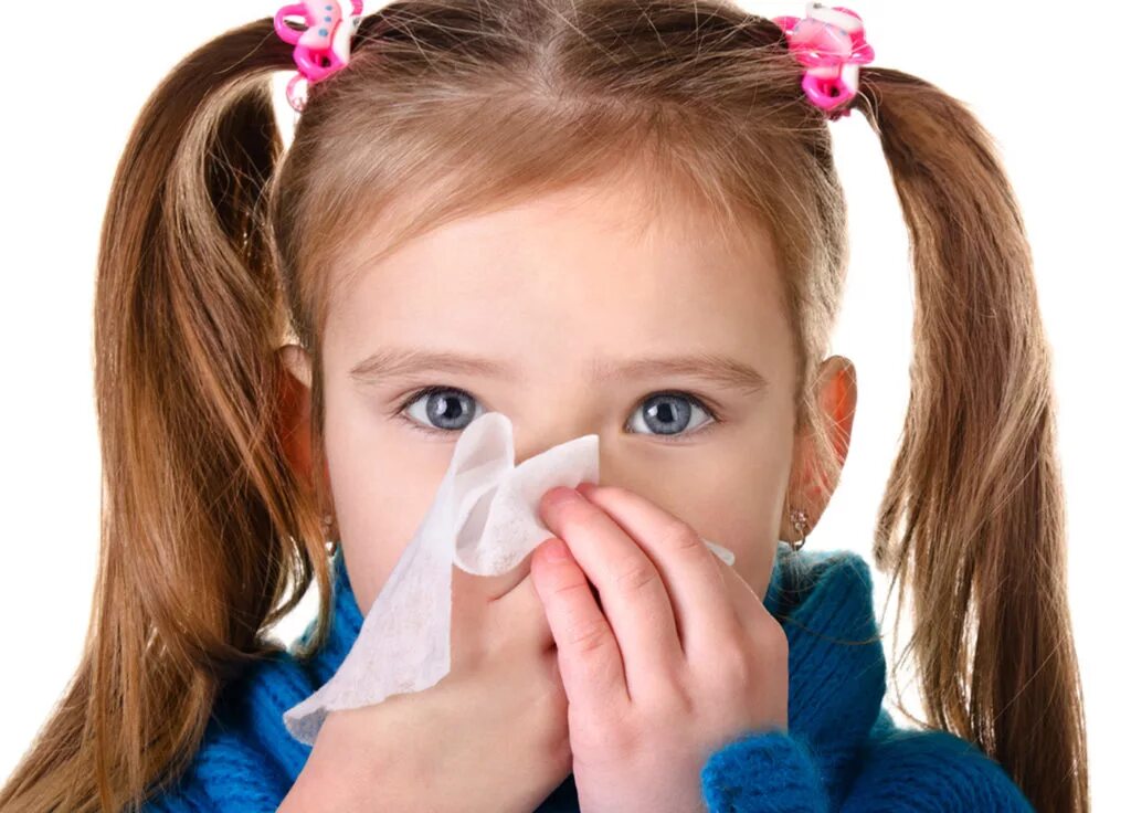 Вирус заложенность носа. Насморк у ребенка. Ребенок высмаркивается. Платочек для носа для детей. Ребенок с носовым платком.
